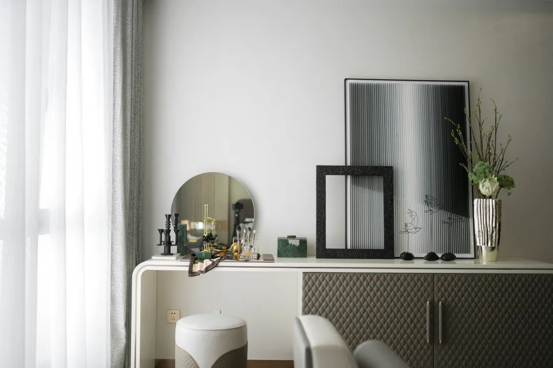 現代輕奢風格室內設計家裝案例-主臥梳妝臺