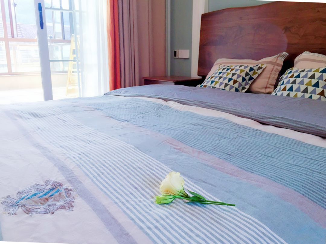 別墅裝修現代美式風格-臥室床